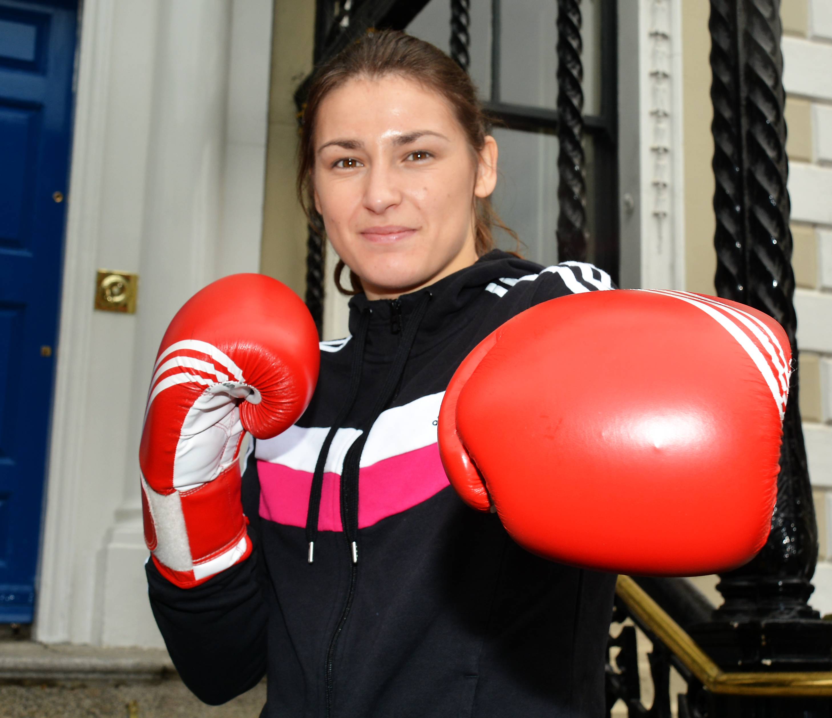 Katie Taylor poses with Dublin Mayor Oisin Quinn at The Mansion House