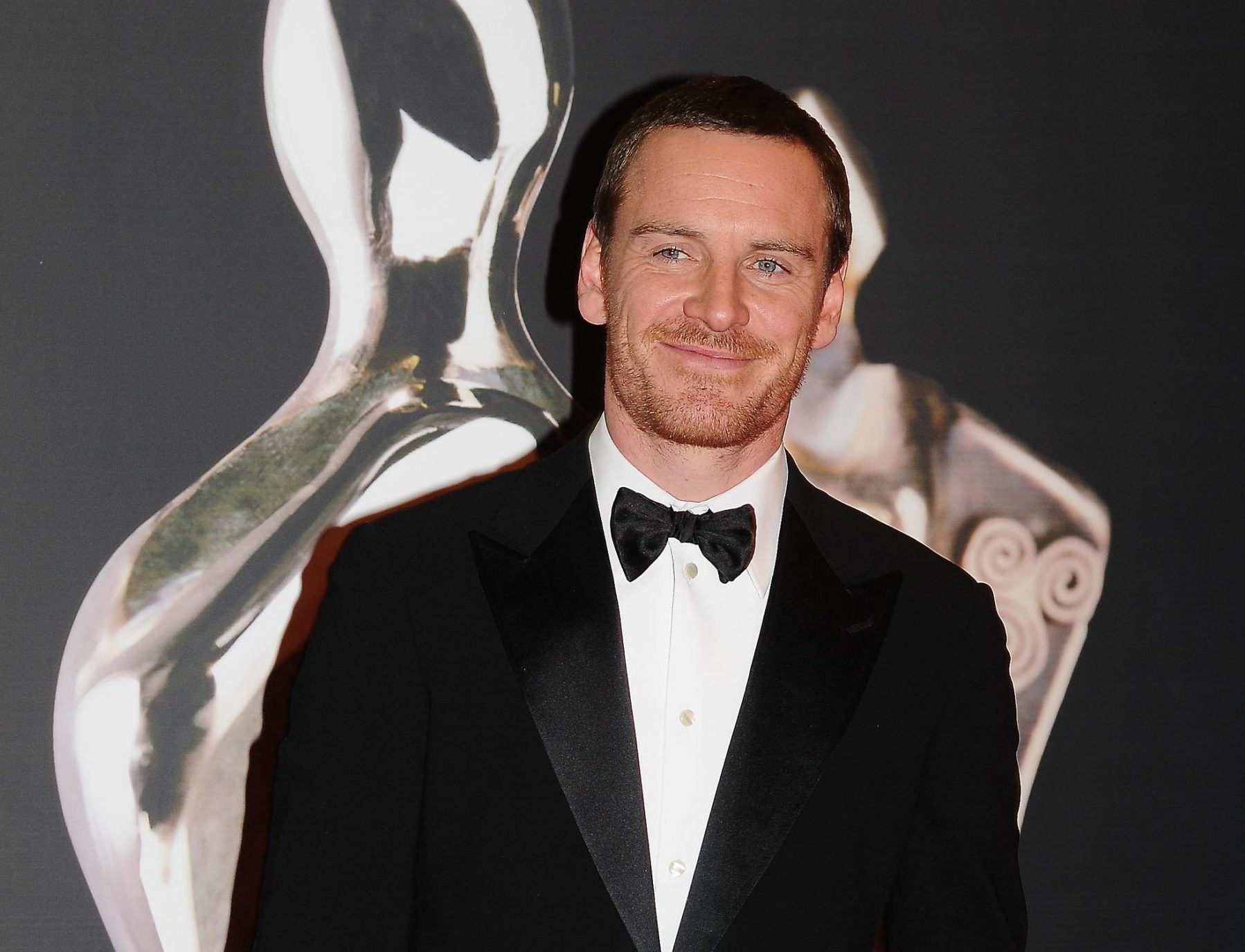 michael-fassbender-returned-to-his-school-in-killarney-to-give-students